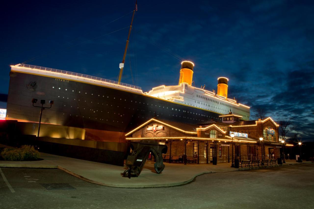 Always Kiss Me Goodnight- Hot Tub, You Get 1089 Of Free Area Attraction Tickets For Each Paid Day! Pigeon Forge Kültér fotó