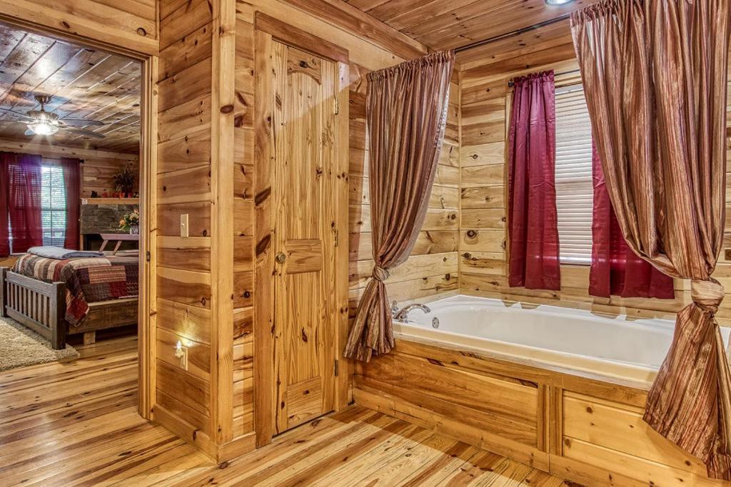 Always Kiss Me Goodnight- Hot Tub, You Get 1089 Of Free Area Attraction Tickets For Each Paid Day! Pigeon Forge Kültér fotó
