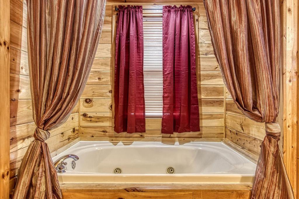 Always Kiss Me Goodnight- Hot Tub, You Get 1089 Of Free Area Attraction Tickets For Each Paid Day! Pigeon Forge Kültér fotó